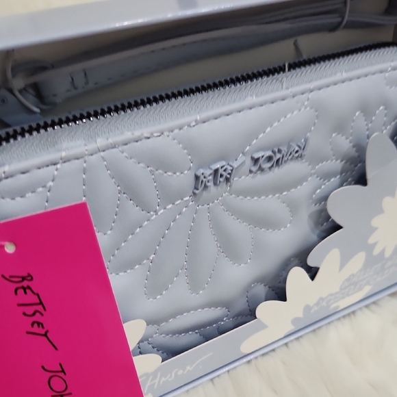 💙🔹️Betsey Johnson🔹️ Blue Quilted Vozed Z/A Wallet Wristlet Floral Wallet - Picture 4 of 12